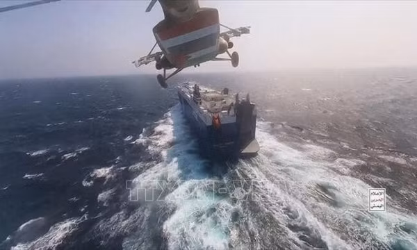 Kể từ khi xung đột tại Gaza bùng phát ngày 7/10/2023, các lực lượng ở Yemen đã ngăn tàu thuyền đi qua eo biển Bab al-Mandab để đến Israel qua Biển Đỏ, buộc các tàu phải thay đổi hải trình và lựa chọn tuyến đường vòng qua châu Phi. Ảnh: IRNA/TTXVN phát