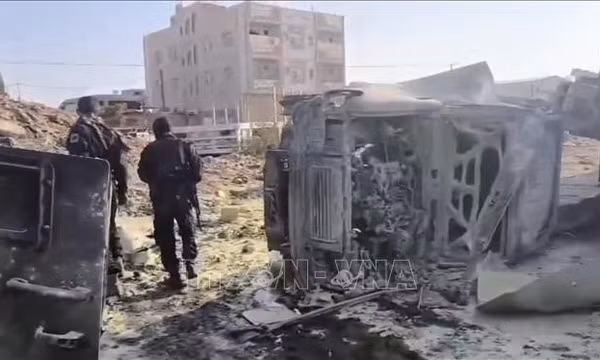 Binh sĩ Chính phủ Yemen gác tại hiện trường một vụ đánh bom tại Aden. Ảnh: THX/TTXVN phát