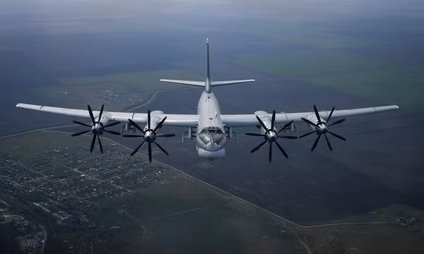 Oạch tạc cơ chiến lược Tu-95 của quân đội Nga rơi khiến 6 người chết