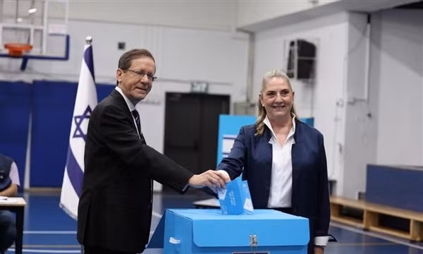 Tổng thống Israel Isaac Herzog và phu nhân Michal Herzog bỏ phiếu tại điểm bỏ phiếu đặt ở Trường Tiểu học Paula Ben-Gurion ở Jerusalem. Ảnh: TTXVN phát 