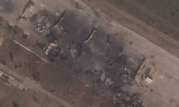 Hình ảnh vệ tinh ngày 15/10/2026 cho thấy các tiêm kích bom Su-34M bị hư hại tại sân bay quân sự Borisoglebsk, tỉnh Voronezh, Nga. Ảnh: Tổng thống Ukraine Volodymyr Zelensky/Telegram