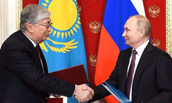 Tổng thống Nga Vladimir Putin (bên phải) và Tổng thống Kazakhstan Kassym-Jomart Tokayev bắt tay sau lễ ký Tuyên bố nhân kỷ niệm 30 năm thiết lập quan hệ ngoại giao giữa Nga và Kazakhstan tại Moskva, Nga, ngày 28/11/2022. Ảnh: Điện Kremlin