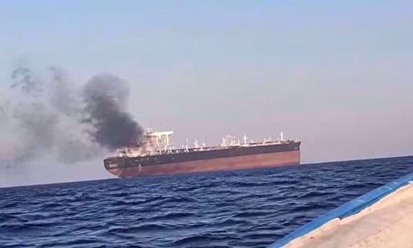 Iran tuyên bố hai tàu dầu trúng thủy lôi ở eo biển Hormuz, giá dầu cao nhất 5 tháng