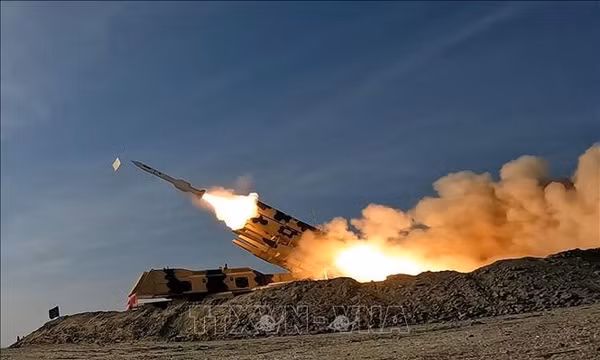 IRGC ra đòn trả đũa: Jordan đánh chặn 8 tên lửa bay vào không phận; giá dầu tăng hơn 2%