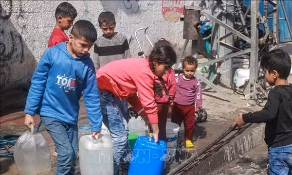 Thiếu điện, người dân Gaza phải thuê máy phát điện theo giờ