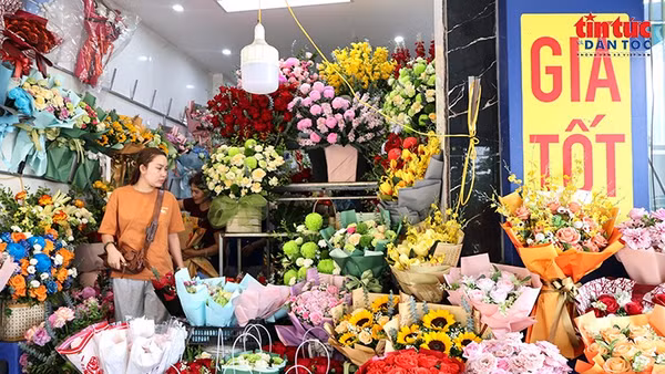 Thị trường hoa Hà Nội nhộn nhịp trước Ngày Phụ nữ Việt Nam 20/10