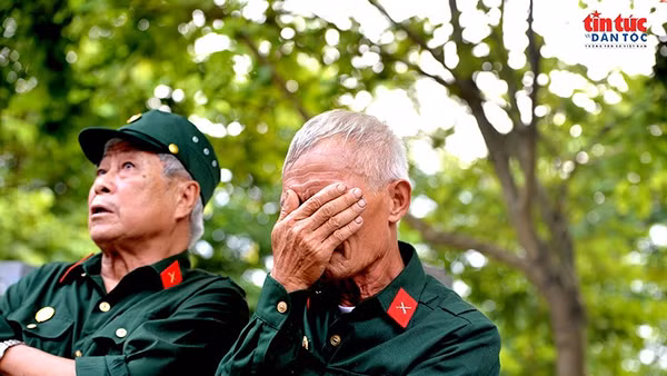 Nghẹn ngào giây phút đồng đội và người dân đón liệt sĩ trở về