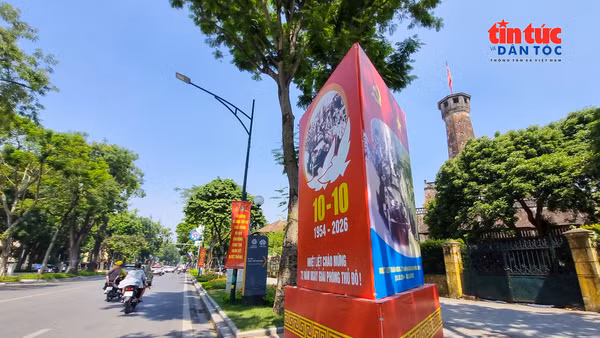 Hà Nội rực sắc cờ hoa chào mừng 72 năm Ngày Giải phóng Thủ đô