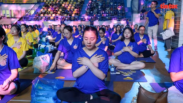 700 mẹ bầu đồng diễn yoga lan tỏa thông điệp thai kỳ hạnh phúc