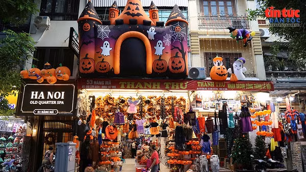 Thị trường Halloween ảm đạm, sức mua tại phố Hàng Mã giảm mạnh