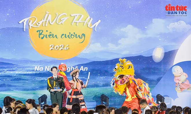 Mang Tết Trung thu ấm áp đến trẻ em vùng biên Na Ngoi