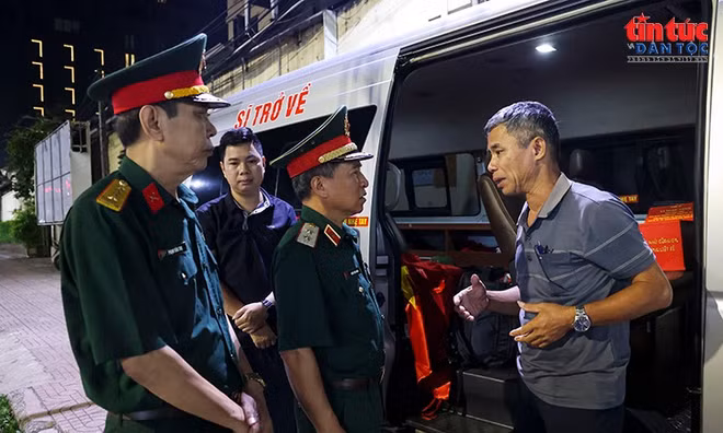 Đưa liệt sĩ lái xe tăng hy sinh trước giờ toàn thắng về đất mẹ