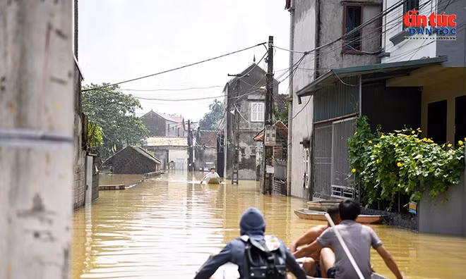 Người dân Quảng Bị chống chọi với nước ngập
