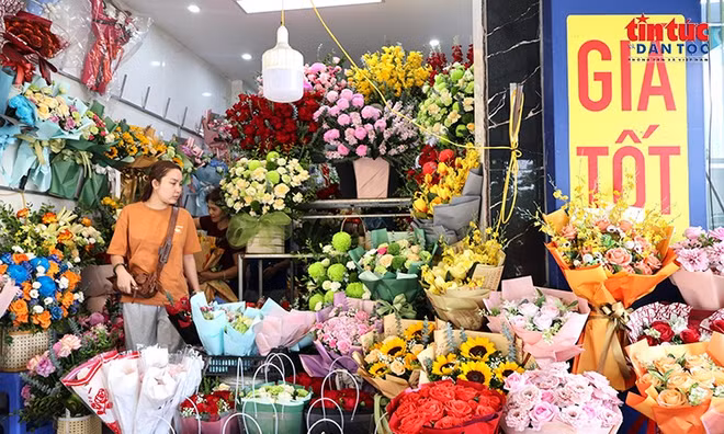 Thị trường hoa Hà Nội nhộn nhịp trước gày Phụ nữ Việt Nam 20/10