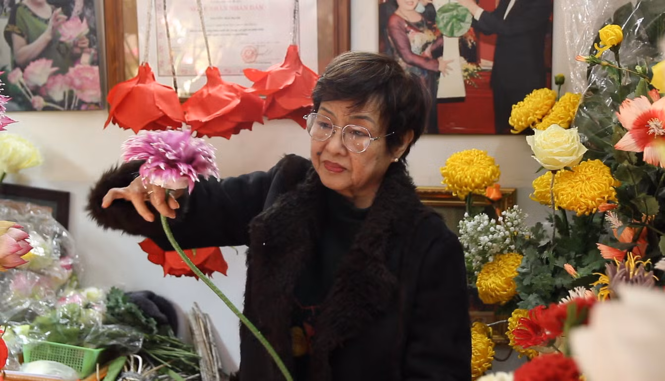 Nữ nghệ nhân đã 73 tuổi nhưng đôi tay vẫn thanh thoát, khéo léo.
