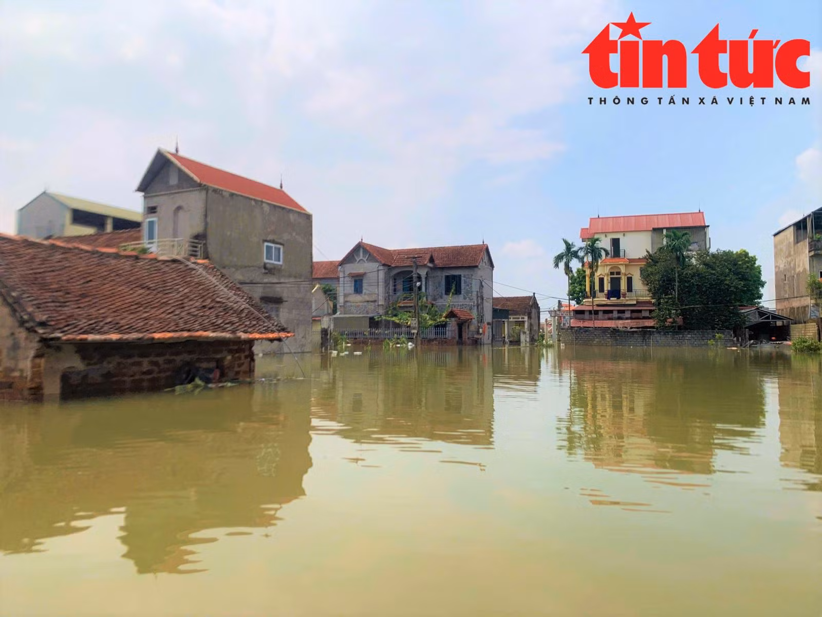 Bão số 3 và hoàn lưu đã đi qua, nhưng tới ngày 14/9, nhiều thôn, xóm tại các xã Nam Phương Tiến, Hoàng Văn Thụ, Tốt Động, Mỹ Lương,... (huyện Chương Mỹ, Hà Nội) vẫn đang bị ngập sâu.