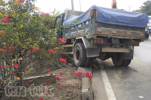 Tránh xe máy, xe ben đâm dải phân cách ảnh 1