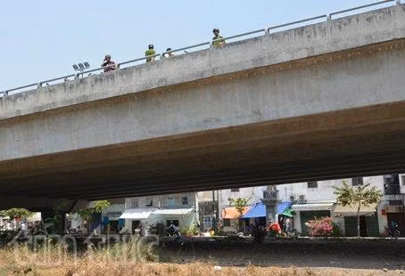 Bị truy đuổi, tên cướp nhảy cầu trốn ảnh 1