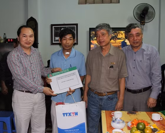 Tặng quà cho pháo thủ xe tăng chiếm Dinh Độc Lập ảnh 1