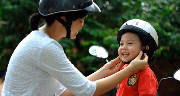 Phụ huynh không đội mũ bảo hiểm cho trẻ em sẽ bị xử phạt ảnh 1