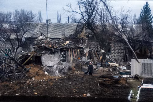 Chuyến tàu màu xanh đến Lugansk ảnh 2