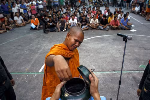 Nhà sư và người chuyển giới Thái Lan đi đầu quân ảnh 9