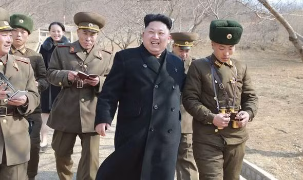 Ông Kim Jong Un giám sát phóng 4 tên lửa tầm ngắn ảnh 1