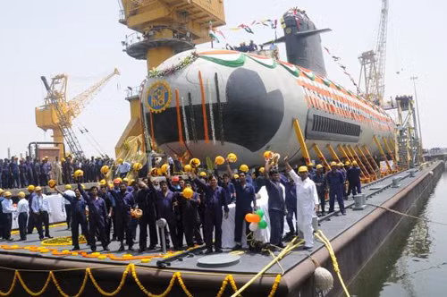Ấn Độ hạ thủy tàu ngầm Scorpene đầu tiên ảnh 1