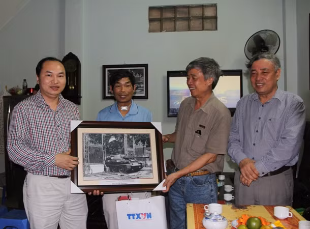 Tặng quà cho pháo thủ xe tăng chiếm Dinh Độc Lập ảnh 2