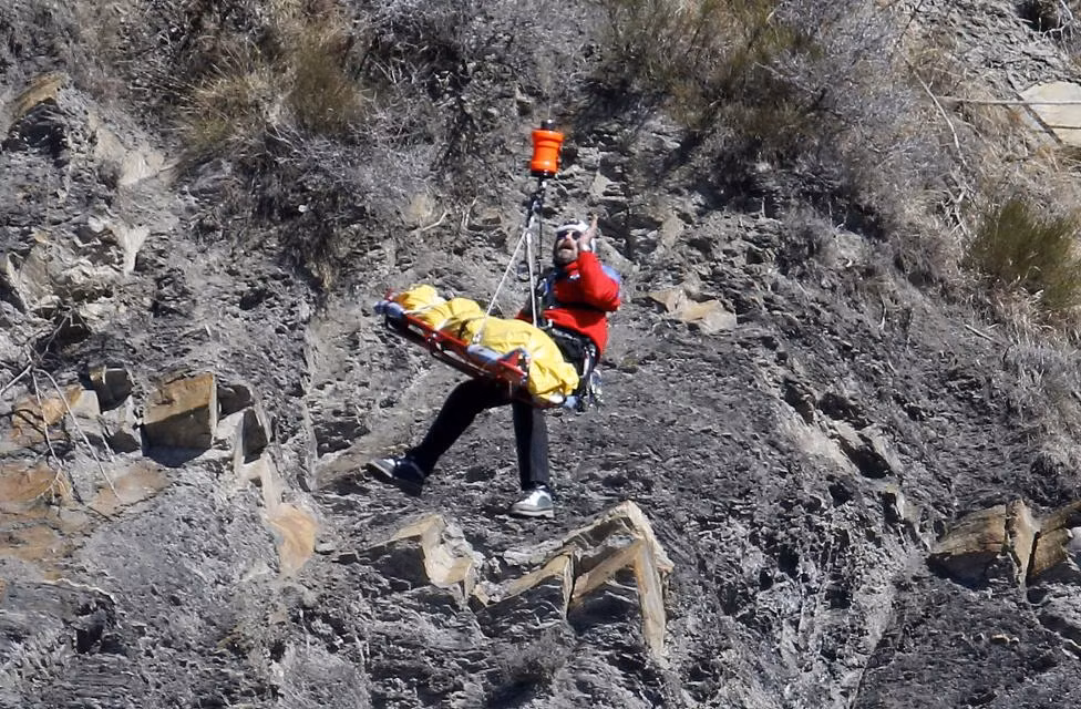 Tan hoang hiện trường máy bay Germanwings đâm vào núi ảnh 9