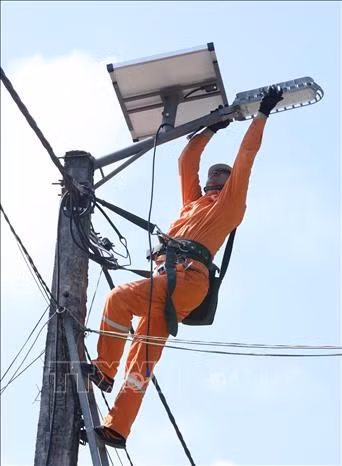 Nhân viên Điện lực Bắc Sơn thuộc Công ty Điện lực Lạng Sơn đang nỗ lực khẩn trương thi công, lắp đặt công trình “Thắp sáng đường thôn bằng đèn năng lượng mặt trời” cho thôn Tân Tiến, xã Bắc Sơn với 40 bóng đèn LED.