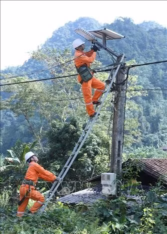 Nhân viên Điện lực Bắc Sơn thuộc Công ty Điện lực Lạng Sơn nỗ lực khẩn trương thi công, lắp đặt công trình “Thắp sáng đường thôn bằng đèn năng lượng mặt trời” cho thôn Tân Tiến, xã Bắc Sơn với 40 bóng đèn LED.