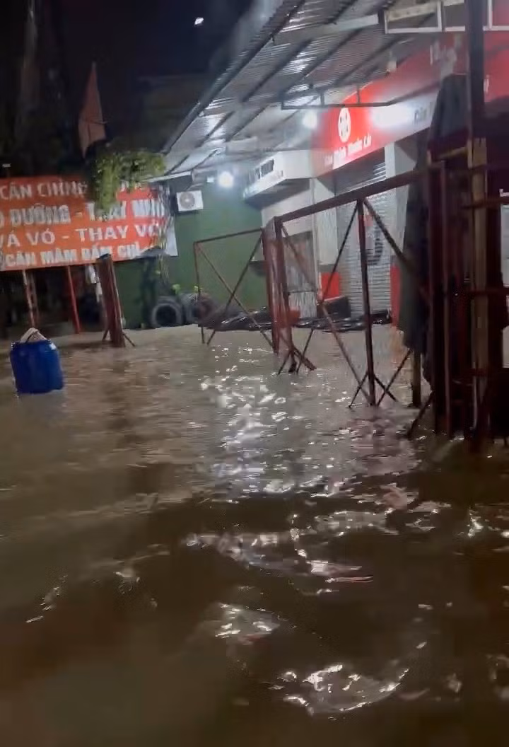 Nước dâng nhanh, chảy xiết qua đường ĐT747B, gần cầu Khánh Vân, phường Tân Hiệp, Thành phố Hồ Chí Minh, rạng sáng 6/10. Ảnh: TTXVN phát
