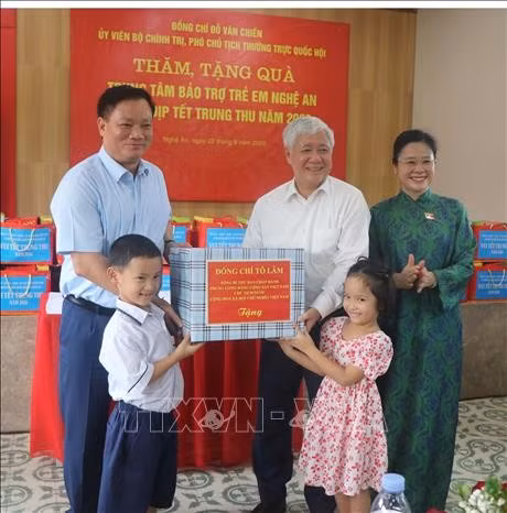 đồng chí Đỗ Văn Chiến, Phó Chủ tịch Thường trực Quốc hội tặng quà cho thiếu nhi tại Trung tâm Bảo trợ trẻ em và Trung tâm Công tác xã hội Nghệ An.