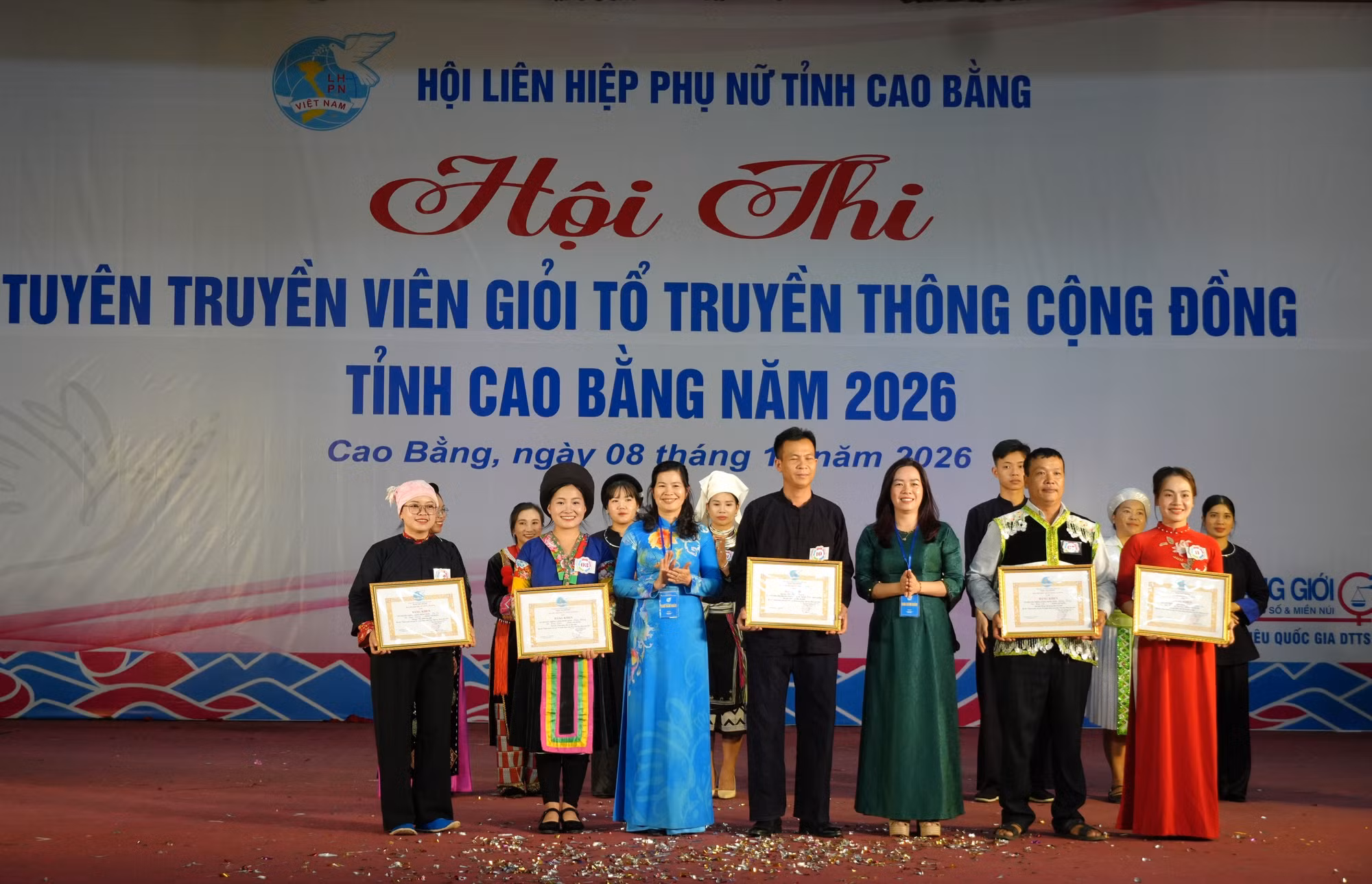Ban Tổ chức trao giải cho Tổ truyền thông cộng đồng tham gia hội thi.