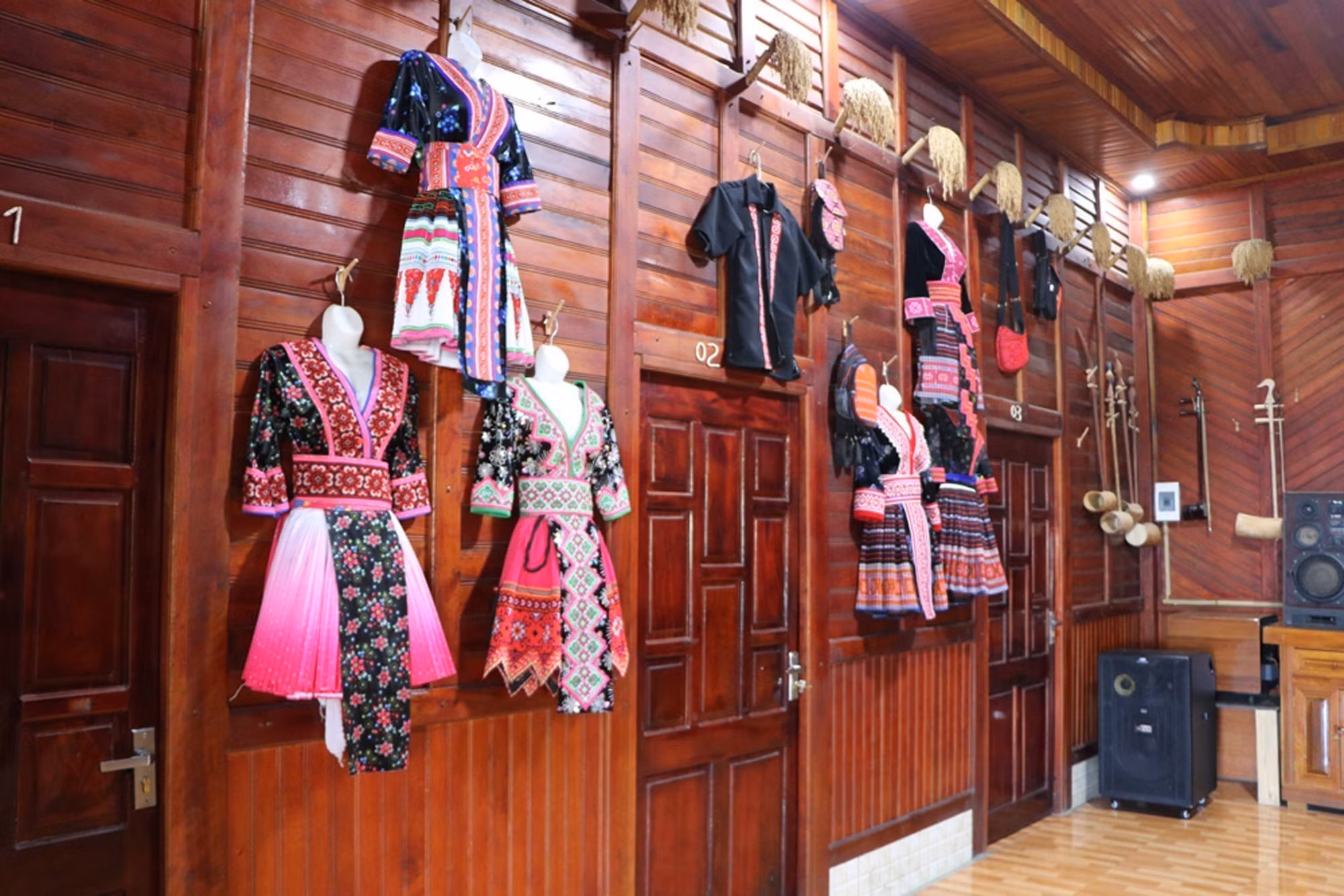 Những trang phục truyền thống của đồng bào Mông được trưng bày trong một Homestay ở bản Lao Chải 1.