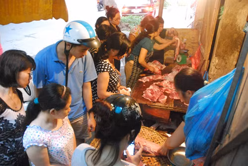 Người Hà Nội tích trữ thực phẩm phòng tránh bão ảnh 2