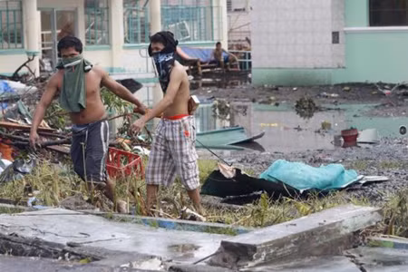 Người Philippines đói khát sau bão ảnh 12