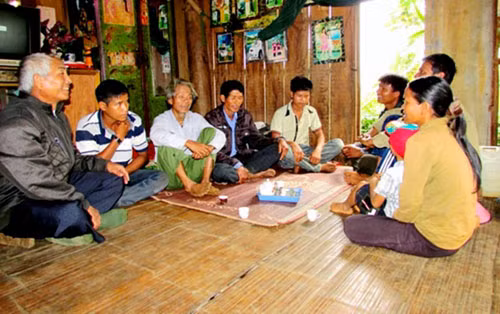 Cha già Jrai và những đứa “con nhặt” ảnh 1
