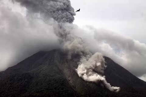 Indonesia: Núi lửa lại phun trào, gần 6000 người sơ tán ảnh 1