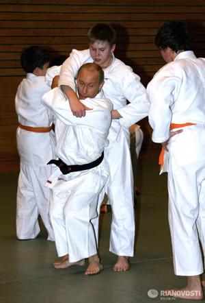 Khi ông Putin hết mình trên sàn võ ảnh 2