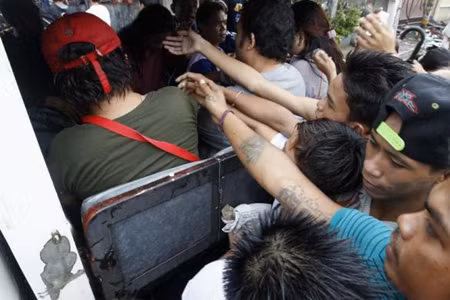 Người Philippines đói khát sau bão ảnh 5