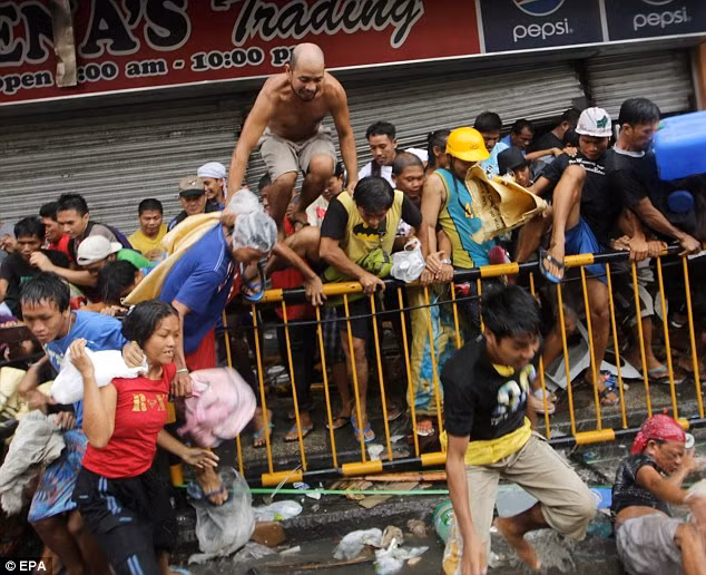 Quân đội Philippines bắn chết phiến quân cướp hàng cứu trợ ảnh 1
