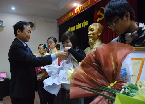 Vinh danh học sinh giỏi dân tộc thiểu số ảnh 2