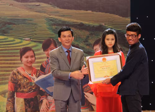 Vinh danh học sinh dân tộc thiểu số nghèo học giỏi ảnh 1