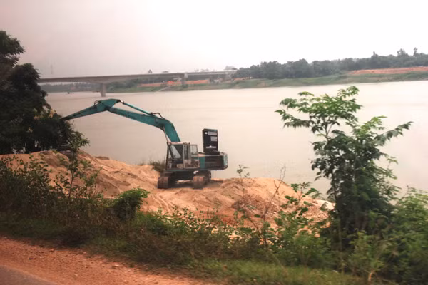 Bức xúc 'cát tặc' hoành hành trên sông Lô ảnh 1