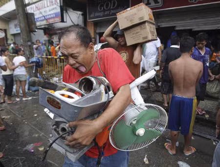Người Philippines đói khát sau bão ảnh 3