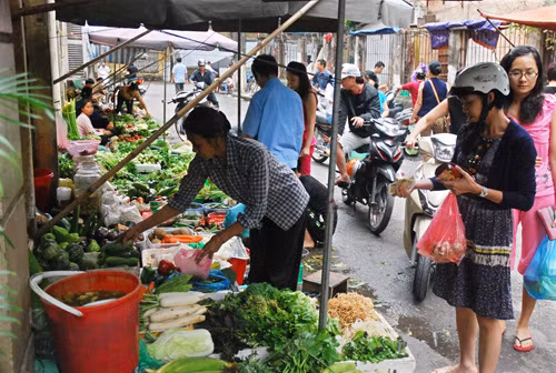 Người Hà Nội tích trữ thực phẩm phòng tránh bão ảnh 1