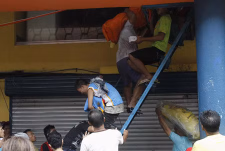 Người Philippines đói khát sau bão ảnh 4