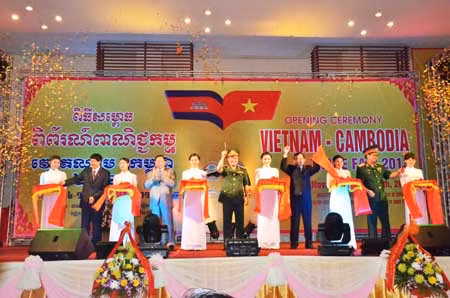Khai mạc Hội chợ Thương mại Việt Nam - Campuchia 2013 ảnh 2